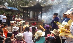 Hàng ngàn người chen lấn xin “nước thánh” ở Phủ Na